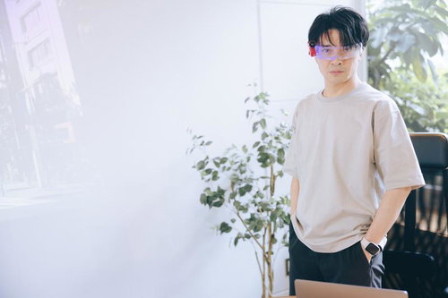 話題のARグラスを装着するエンジニア男性