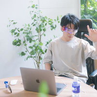 ARグラスを装着してジェスチャーで画面を操作するエンジニア風の男性の写真