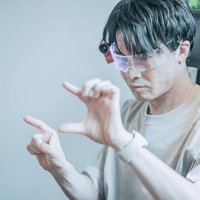 ARグラスでピンチイン操作してシミュレーションするエンジニア男性の写真