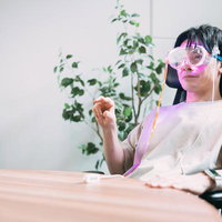 ARゴーグルを装着して仕事か映画鑑賞か判然としない男性の写真