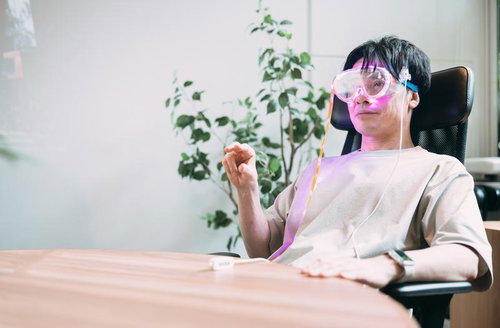 ARゴーグルを装着して仕事か映画鑑賞か判然としない男性