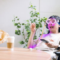 ピンクのARゴーグルで仮想空間を満喫する社長の写真