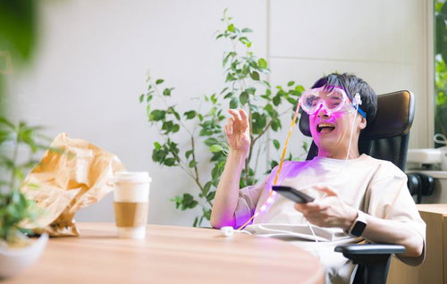 ピンクのARゴーグルで仮想空間を満喫する社長