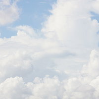 もくもく雲が浮かぶ青い夏空、入道雲と積雲の爽やかな晴天風景の写真