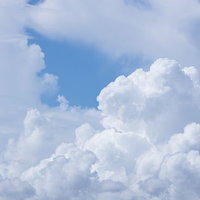 夏の青空に大きく発達した入道雲と積乱雲が力強くそびえ立つの写真