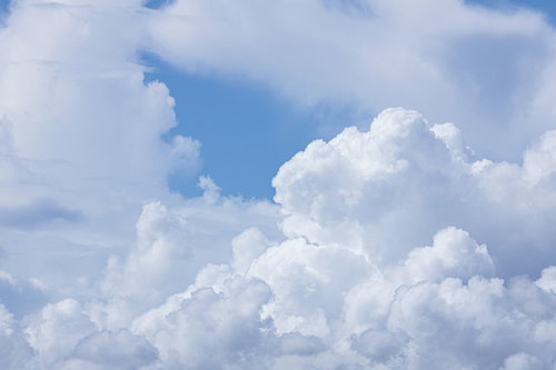 夏の青空に大きく発達した入道雲と積乱雲が力強くそびえ立つ