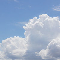 青空に大きく膨らむ積乱雲もくもく入道雲と夏の空の写真