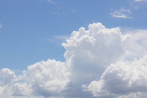 青空に大きく膨らむ積乱雲もくもく入道雲と夏の空