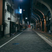 深夜の浅草橋高架下の静寂な通り、シャッターが閉じた商店街の写真