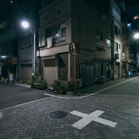 終電後の浅草橋駅前、静まり返った住宅街の夜景の写真