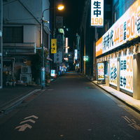深夜の秋葉原・神田佐久間町の居酒屋街のネオン看板の写真