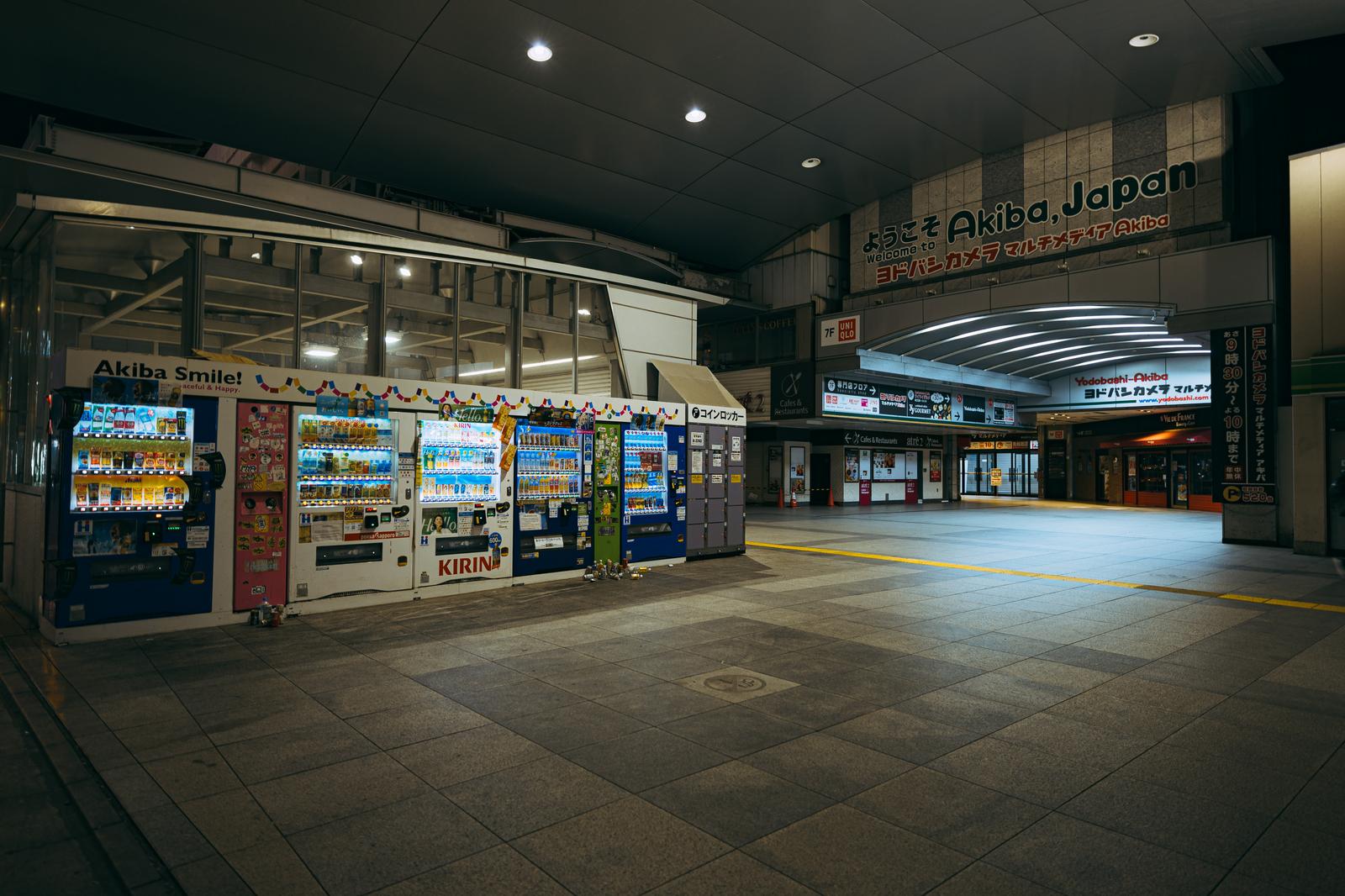 終電後の秋葉原駅前、自動販売機が並ぶヨドバシ前の深夜の駅前広場