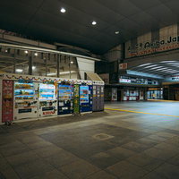 終電後の秋葉原駅前ヨドバシカメラ前の深夜風景の写真
