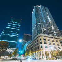 深夜の新丸の内ビルディングと周辺ビル群の夜景の写真