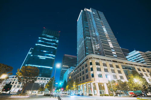 深夜の新丸の内ビルディングと周辺ビル群の夜景