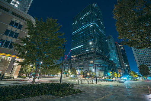 深夜の行幸通り前に佇む新丸の内ビルディングと高層ビル群