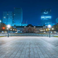 終電後に行幸通りから撮影した東京駅とビル群の夜景の写真