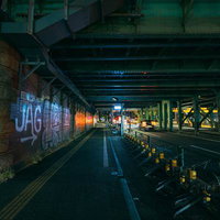 東京駅前の鉄道高架下の夜間風景、グラフィティと工業的な構造物の写真