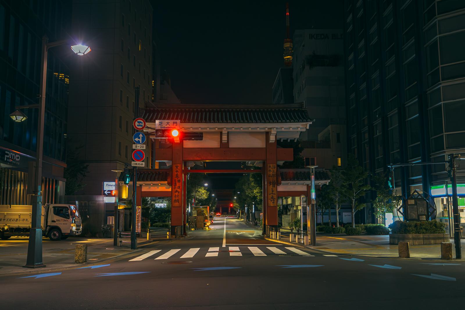 夜の増上寺大門と東京タワー