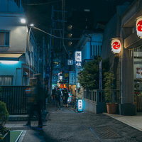 新橋の烏森神社前、烏森宮脇通りの夜間風景の写真