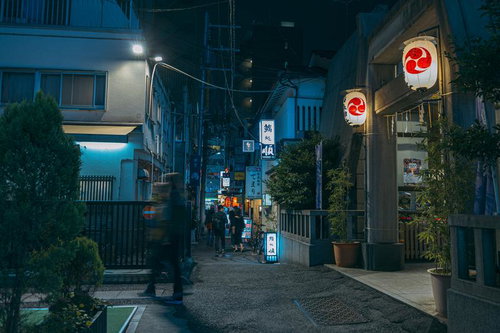 新橋の烏森神社前、烏森宮脇通りの夜間風景