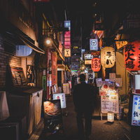 新橋の烏森宮脇通り、居酒屋街の夜景。赤提灯と看板が灯る飲み屋街の写真