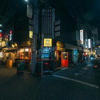 新橋の路地裏に立ち並ぶ飲み屋街の夜景と居酒屋の灯りの写真