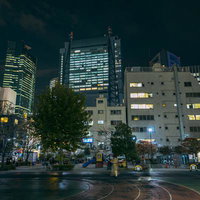 夜間営業の新橋桜田公園とビル群の帰宅風景の写真