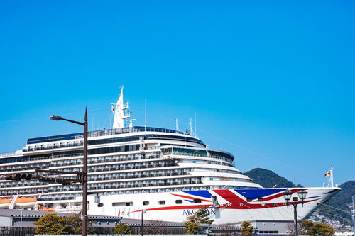 長崎港松が枝国際ターミナルに停泊中の大型客船