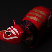 暗闇に浮かぶ赤べこ｜福島の伝統民芸品と丑年の干支の写真