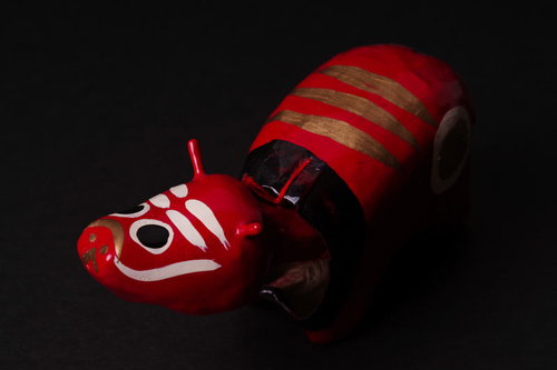 暗闇に浮かぶ赤べこ｜福島の伝統民芸品と丑年の干支