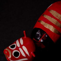 丑年の赤べこと黒い背景の年賀状の写真