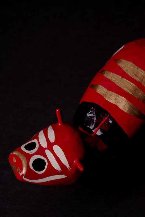 丑年の赤べこと黒い背景の年賀状