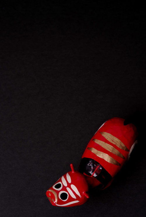 黒背景に映える赤べこ（丑年の干支）福島県の伝統工芸品