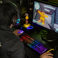一人称視点のFPSゲームをプレイするPC勢のゲーマーの写真