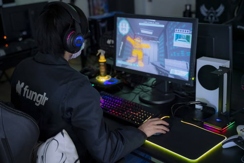 ヘッドセット装着してPCゲームに没頭するプロゲーマー選手