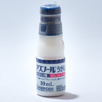 青いキャップのアズノールうがい薬のボトルの写真