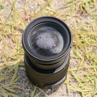 ズームレンズ水没後のレンズ内部に溜まった水滴の写真