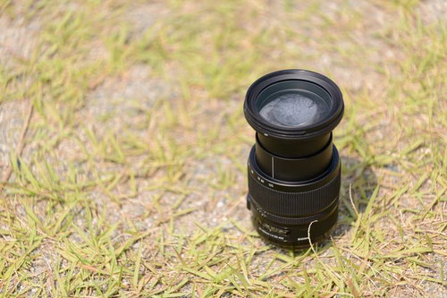 ズームレンズを水没させて水滴仕様になったカメラ機材