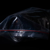 濡れたカメラレンズを乾燥剤で密封保管する応急処置の写真