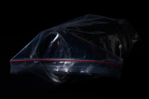 濡れたカメラレンズを乾燥剤で密封保管する応急処置