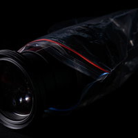 水没から救出した濡れたレンズを袋から取り出すの写真