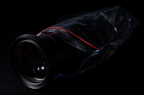 水没から救出した濡れたレンズを袋から取り出す