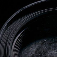 標準ズームレンズの水没した前玉に付着した水滴の写真