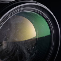 水没後に乾燥させたズームレンズに残った水滴と霜の跡の写真