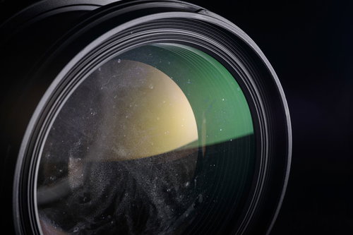 水没後に乾燥させたズームレンズに残った水滴と霜の跡