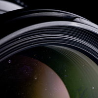 カメラレンズの前玉に付着する水滴や埃などの汚れの写真