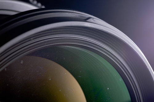 カメラレンズの内側に残る水滴の跡と水没による損傷