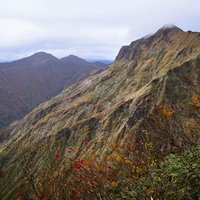 秋の日本百名山・谷川岳の紅葉と稜線の風景の写真