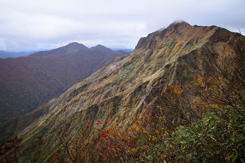 秋の日本百名山・谷川岳の紅葉と稜線の風景